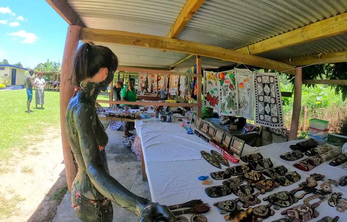 Mua thủ công mỹ nghệ từ các quầy hàng - trải nghiệm văn hóa trên đảo Fiji