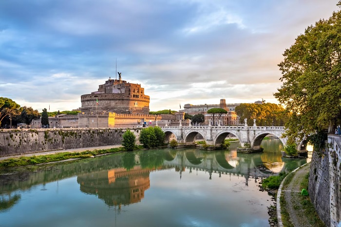 Lâu đài Sant Angelo nổi tiếng vì là lăng mộ của Hoàng đế Hadrian. 