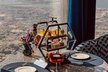 Dùng bữa tại nhà hàng cao nhất thế giới và ngắm đường chân trời ở Dubai