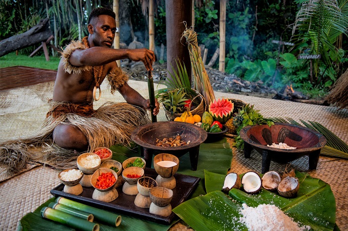 Chế biến các món ăn truyền thống - trải nghiệm văn hóa trên đảo Fiji