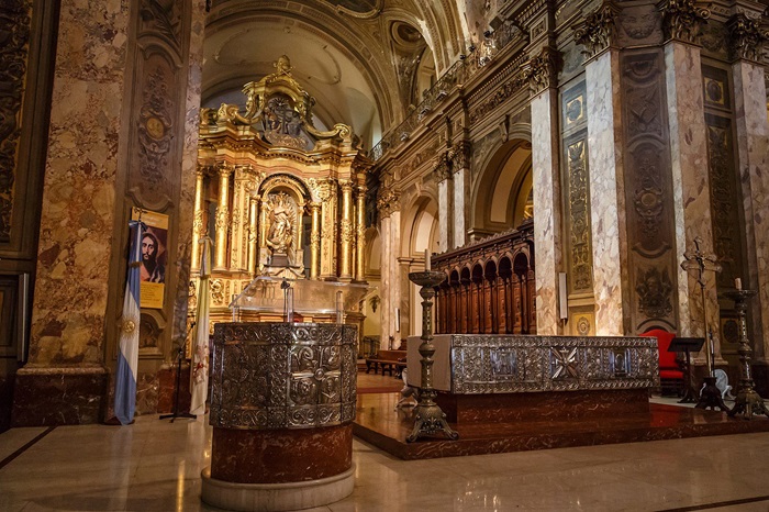 Bàn thờ Rococo ở nhà thờ Metropolitan Argentina