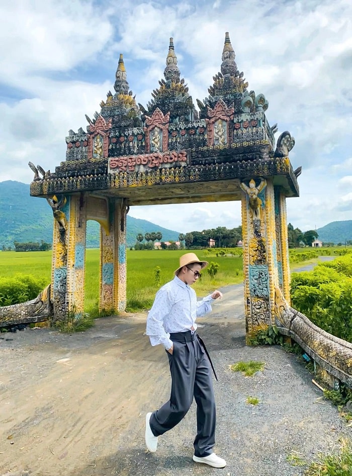 Cánh cổng chùa Koh Kas là địa điểm tham quan khác ở An Giang