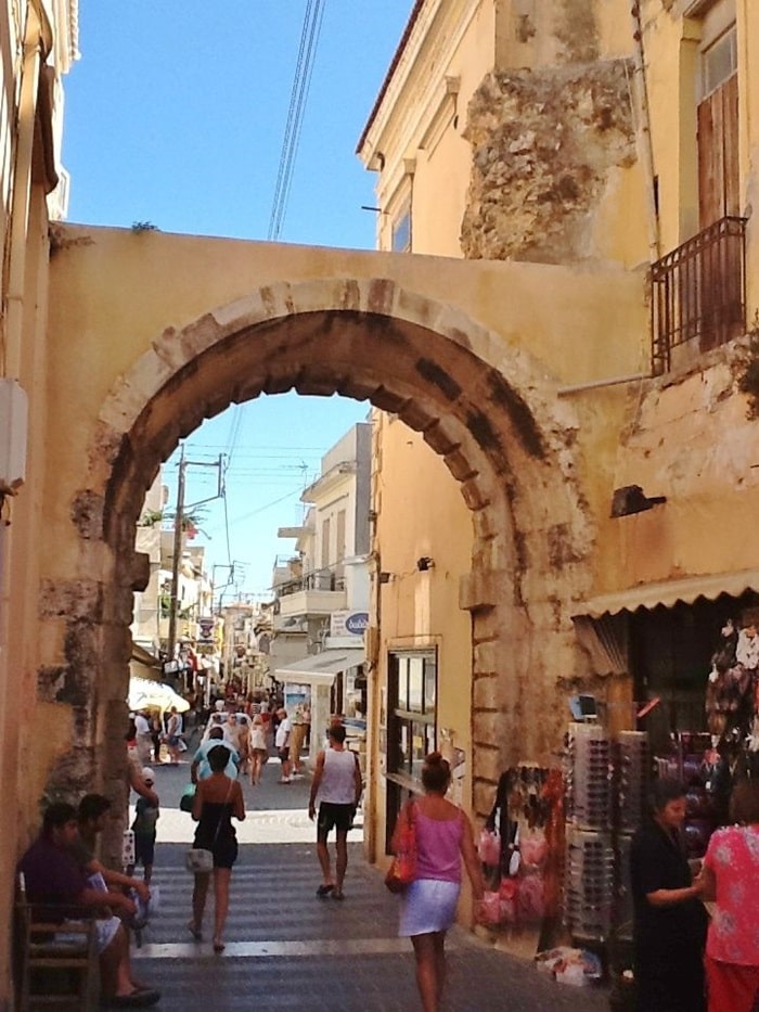 Cổng Guora là địa điểm không thể bỏ lỡ khi đến thành phố Rethymno