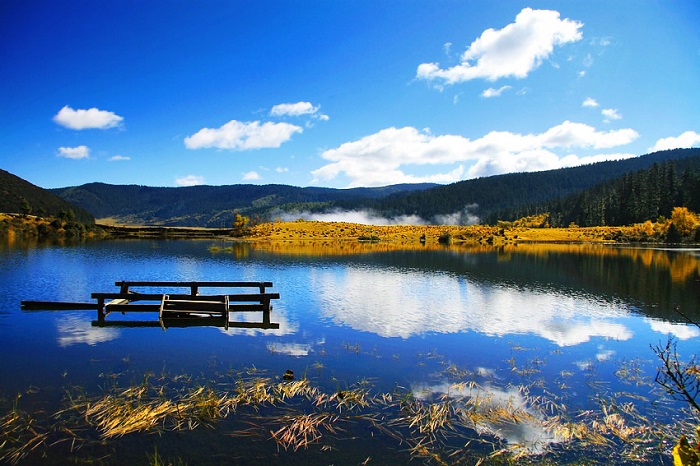 Hồ Shudu là địa điểm tham quan chính ở công viên quốc gia Pudacuo