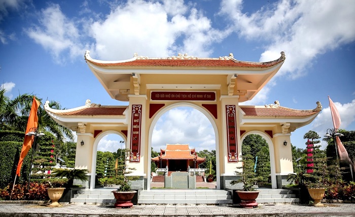 Khu tưởng niệm Chủ tịch Hồ Chí Minh là địa điểm tham quan gần chùa Rạch Giồng