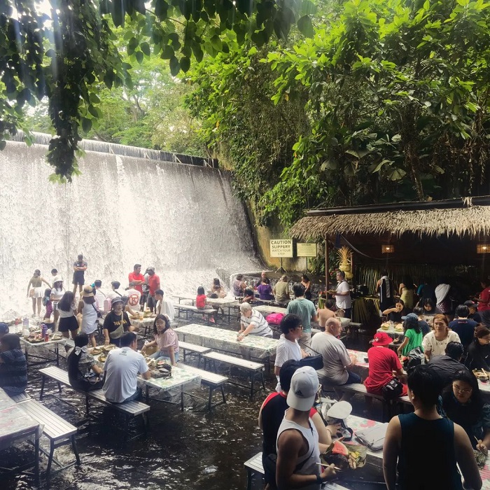 Villa Escudero là một nhà hàng kỳ lạ trên thế giới nằm dưới chân thác