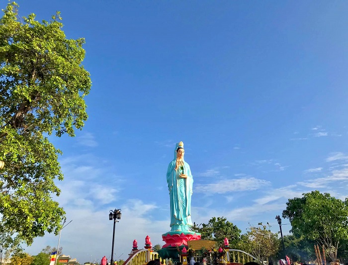 Quan Âm Phật Đài - Mẹ Nam Hải là ngôi chùa đẹp ở Bạc Liêu bên cạnh chùa Giác Hoa