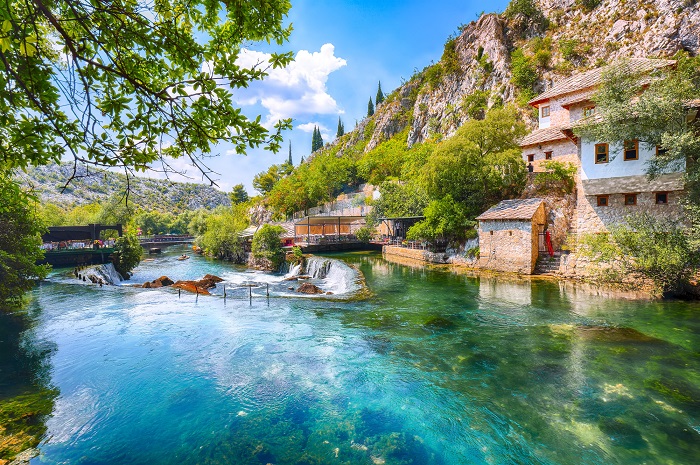 Dòng thác nước chảy qua tu viện với vẻ đẹp trong xanh mát lành - thị trấn Mostar