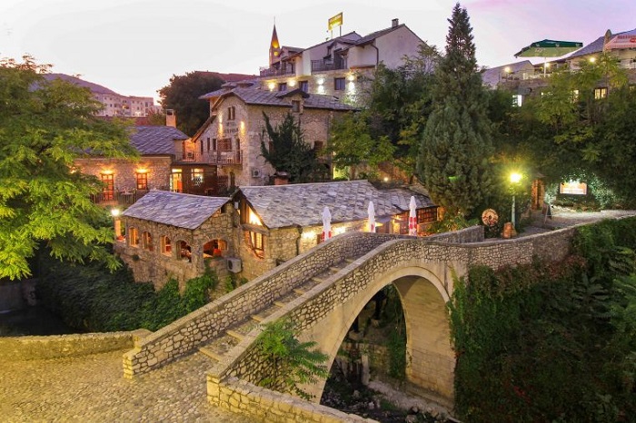 Cầu Kriva Cuprija cổ kính ở thị trấn Mostar