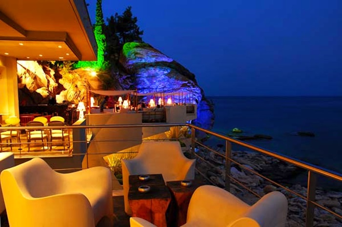 Thưởng thức đồ uống tại Selini Bar là địa điểm khám phá ở thành phố Kavala