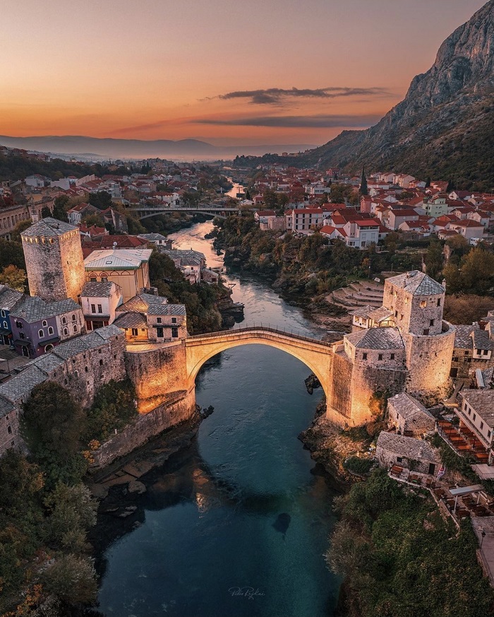 Sông Neretva chảy qua trung tâm thị trấn Mostar