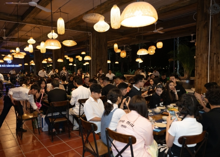 Nhà hàng Vựa Hải Sản Bãi Cháy với không gian thoáng đãng