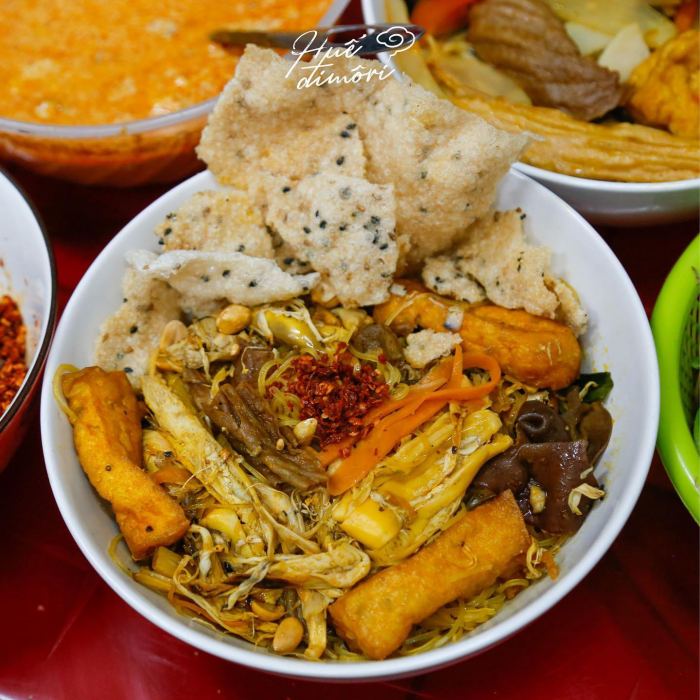 cột điện ẩm thực chay xứ Huế