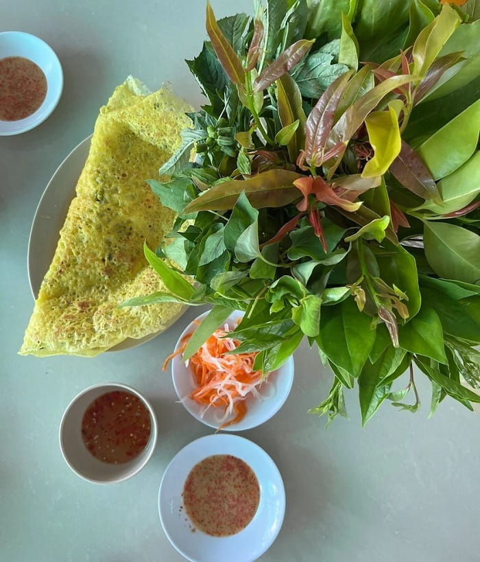 Bánh xèo rau rừng là đặc sản nổi tiếng không kém xôi phồng An Giang