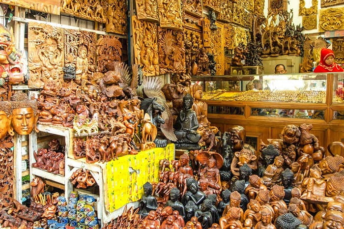 Nên mua đồ điêu khắc khi đến chợ truyền thống Ubud Bali