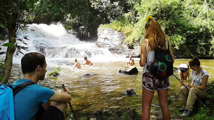 Dã ngoại là điều nên làm và xem tại thác Wachirathan Thái Lan