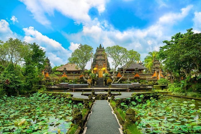 Đền Taman Saraswati là điểm tham quan gần Chợ truyền thống Ubud Bali