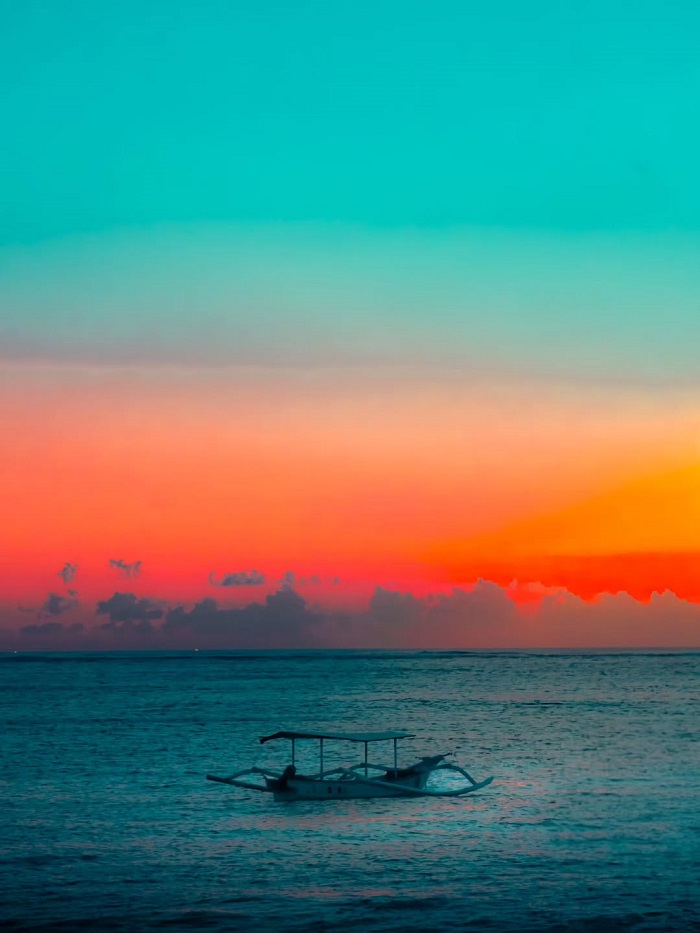 Kuta là một trong những điểm lướt sóng đẹp nhất châu Á với cảnh biển siêu quyến rũ