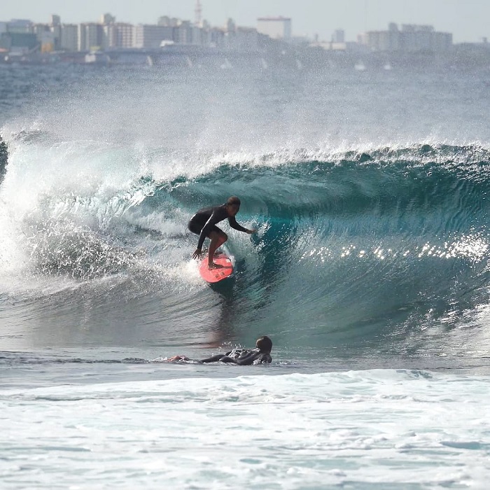White Beach là một trong những điểm lướt sóng đẹp nhất châu Á mang đến vô vàn thử thách đặc biệt