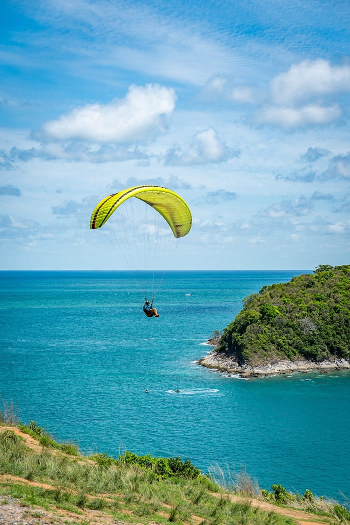 Dù lượn là hoạt động nên làm ở bãi biển Karon Phuket