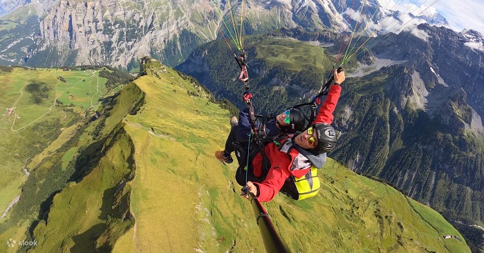 Dù lượn khi đến thị trấn Lauterbrunnen Thụy Sĩ