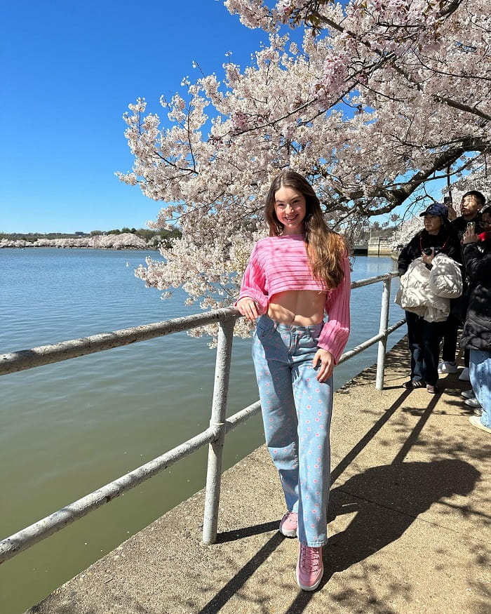 Đi dạo dọc theo những hàng hoa anh đào nở rộ là hoạt động phố biến ở hồ Tidal Basin Mỹ 