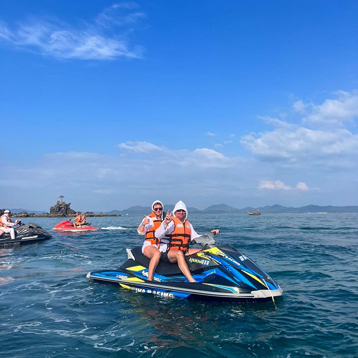 Mô tô nước là hoạt động nên làm ở bãi biển Karon Phuket