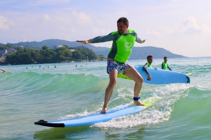 Lướt ván là hoạt động nên làm ở bãi biển Karon Phuket