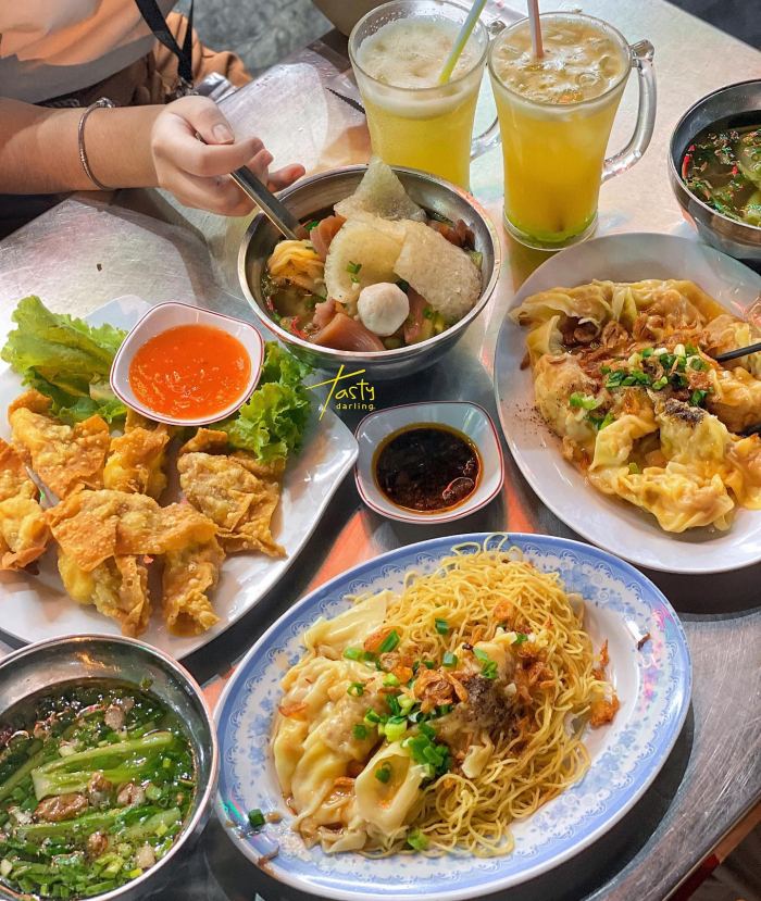 Phố ẩm thực Hà Tôn Quyền