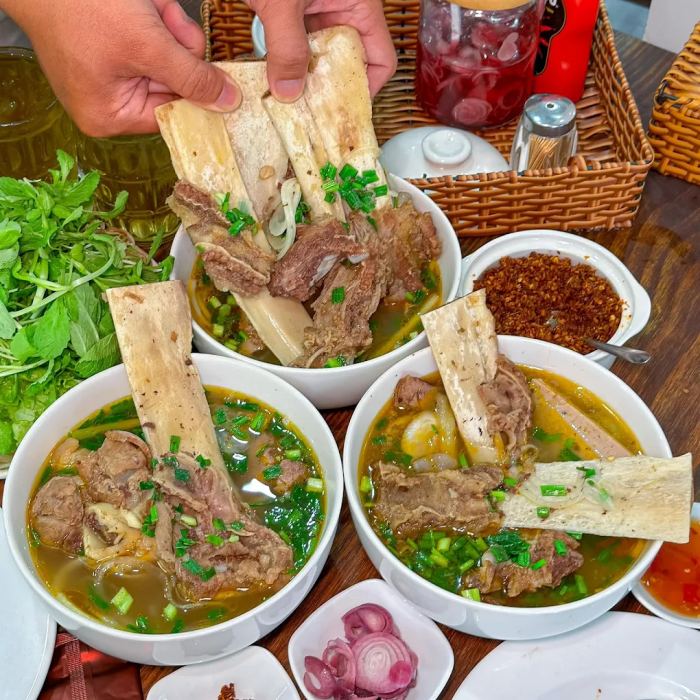 Phố ẩm thực Hà Tôn Quyền