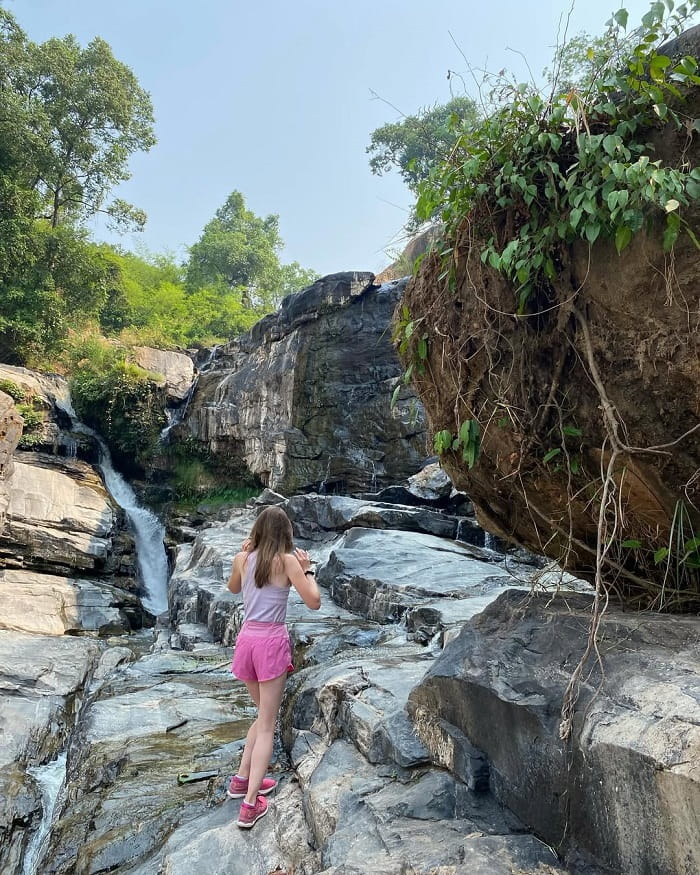 Đi bộ khám phá thiên nhiên là điều nên làm và xem tại thác Wachirathan Thái Lan