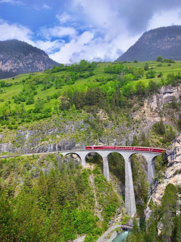 Phương tiện di chuyển đến thị trấn Davos Thụy Sĩ là xe bus