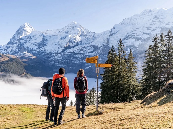 Đi bộ đường dài khi đến thị trấn Lauterbrunnen Thụy Sĩ