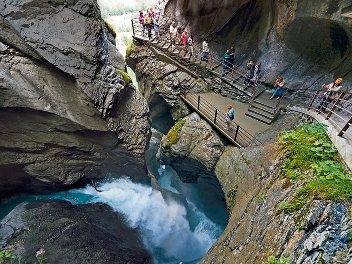 Đến thác Trummelbach khi đến thị trấn Lauterbrunnen Thụy Sĩ