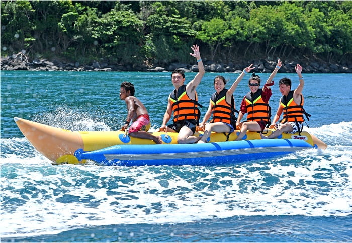 Trò chơi thuyền chuối là hoạt động nên làm ở bãi biển Karon Phuket