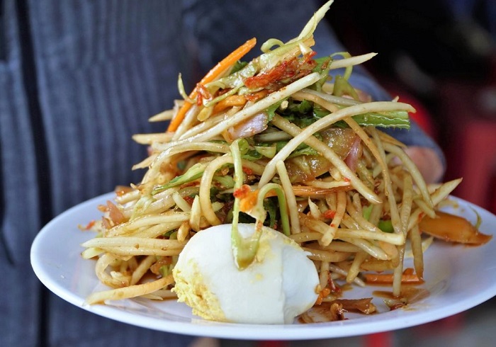Gỏi đu đủ đâm Tri Tôn là đặc sản nổi tiếng không kém xôi phồng An Giang