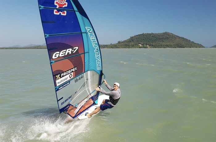 Lướt ván buồm là hoạt động nên làm ở bãi biển Karon Phuket