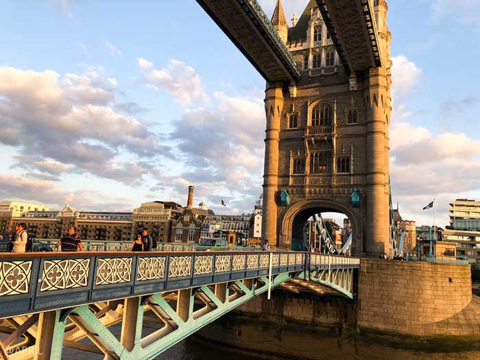 NgYYi_Yi_bY_qua_cYu_sY_tYn_hYYng_YYYc_khung_cYnh_tuyYt_YYp_tren_cY_hai_bY_song_Thames.