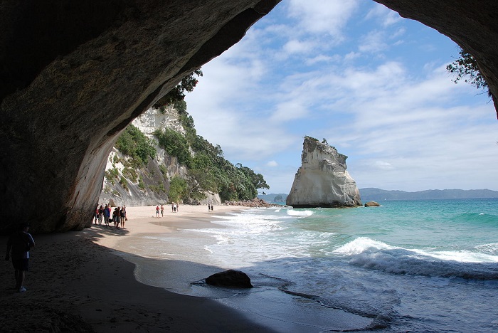 bãi biển Cathedral Cove là một trong những điểm đến của du lịch New Zealand