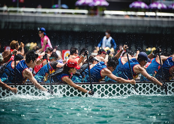 Lễ hội đua thuyền rồng là một sự kiện hoành tráng đầy màu sắc ở Việt Nam. Những con rồng lớn được được kéo như dòng chảy trên mặt nước. Sức mạnh và sự điều khiển chính xác từ các thuyền viên khi trình diễn đua giữa những con rồng cùng sự cổ vũ không lồ của khán giả khiến cho lễ hội này đặc biệt và đáng để trải nghiệm.