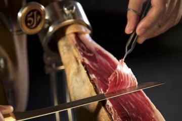 Cầu kỳ cách chế biến món đùi lợn muối Parma trứ danh của Italy