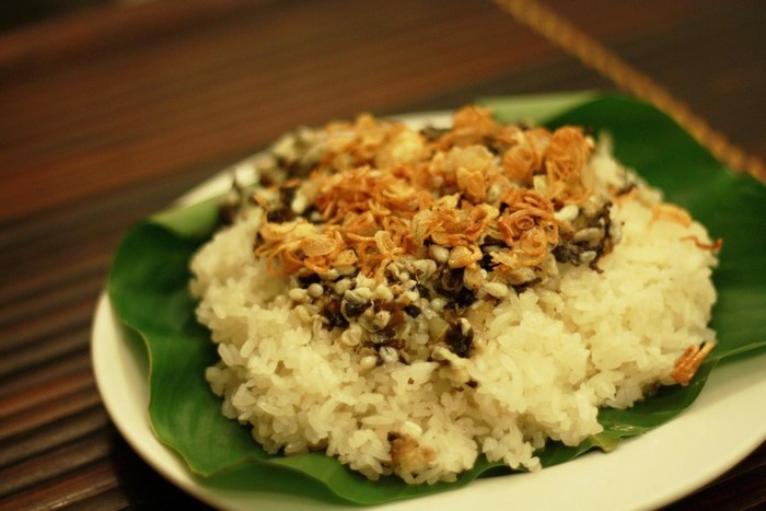 Sticky rice with Luc Ngan ant eggs