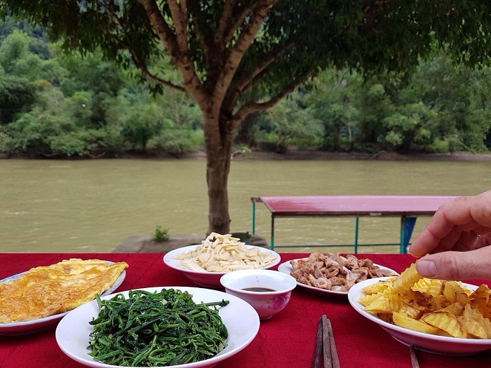   Come to Bac Kan, check immediately the hot food tour of Ho Ba Be with full specialties 