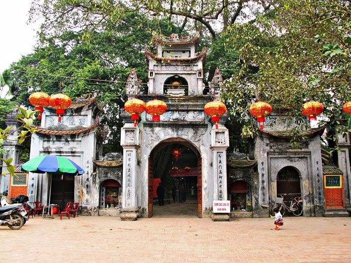 Sightseeing and worshiping at Mau Hung Yen temple is the holiest temple in Hien street 