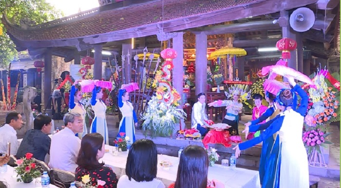 Sightseeing and worshiping at Mau Hung Yen temple is the holiest temple in Hien street 