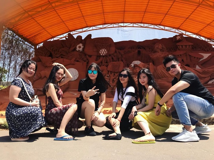Lập team 'phá đảo' công viên tượng cát Forgotten Land ở Phan Thiết