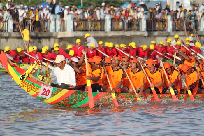 Lễ hội đua thuyền ở Campuchia có tên gọi gốc là Lễ hội Bon Om Touk.