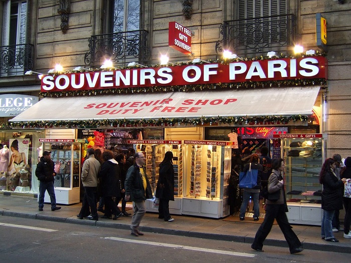 Chọn mua quà lưu niệm ở Paris