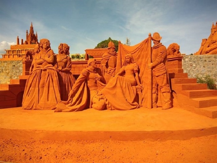 Set up a team to "clear the island" of Forgotten Land sand statue park in Phan Thiet