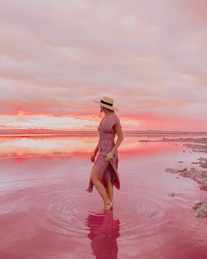 Vẻ đẹp kỳ lạ của hồ nước màu hồng ở Tây Ban Nha